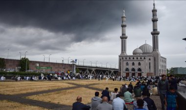 Hollanda'da devletin Müslümanları ve camileri gizlice araştırmasına tepki