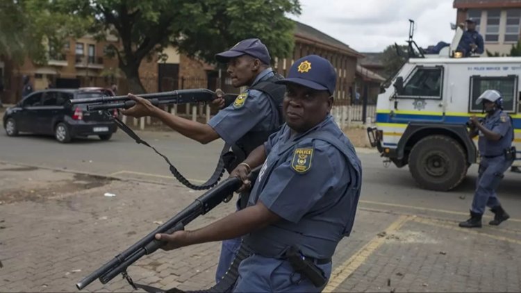 Güney Afrika'da polisle çatışmaya giren soyguncular öldürüldü