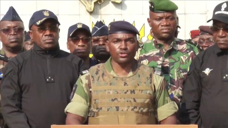 Gabon'da cunta tarafından atanan Nguema "cumhurbaşkanı" sıfatıyla yemin etti