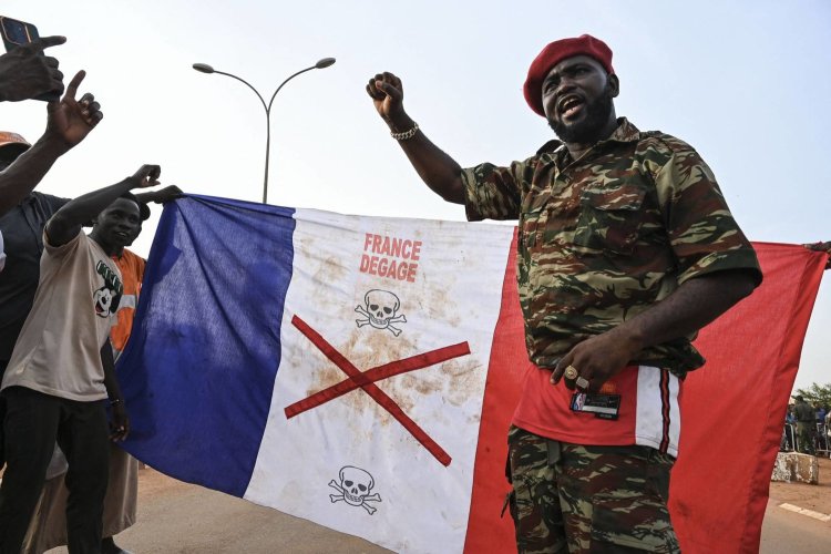 Nijer: Fransa müdahale için komşu ülkelere askeri yığınak yapıyor