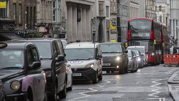 İngiltere, benzinli ve dizel otomobillerin satışına yönelik yasağı erteleyecek