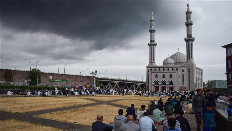 Hollanda'da devletin Müslümanları ve camileri gizlice araştırmasına tepki