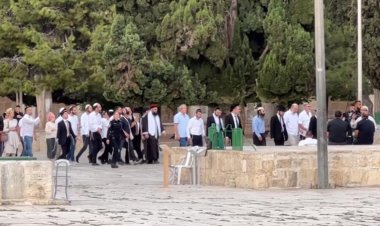 Yüzlerce fanatik işgalci Yahudi Mescid-i Aksa'ya baskın düzenledi