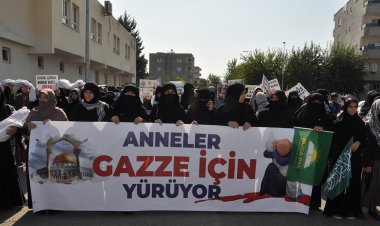 Batman, Urfa ve Adana'da yüzlerce anne Gazze'de katledilen kadın ve çocuklar için yürüdü