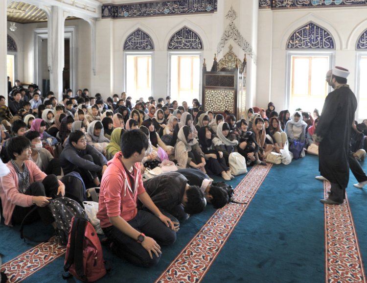 İslamı merak eden Japonlar, Tokyo Camisi’ni ziyaret ediyor