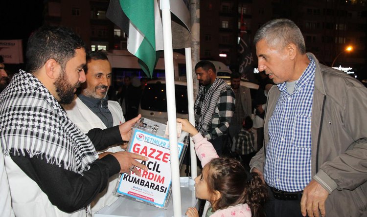 Yetimler Vakfı Filistin'e destek için yardım standı kurdu