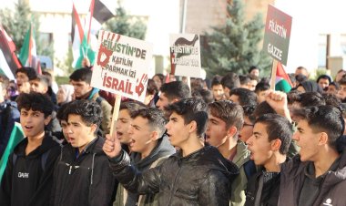 İmam Hatip öğrencileri "Dersimiz Filistin" sloganıyla basın açıklaması düzenledi