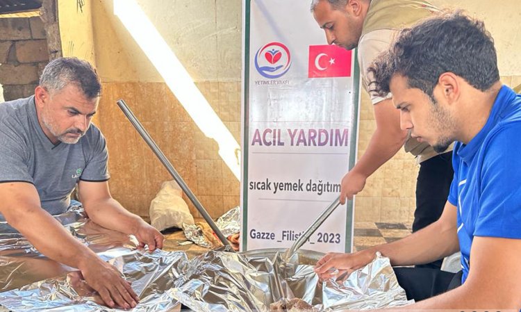 Yetimler Vakfı, Gazze halkına sıcak yemek dağıtımını sürdürüyor