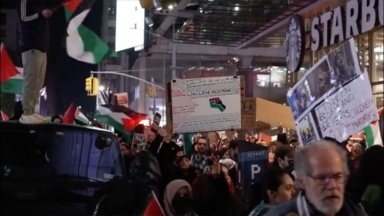 ABD'de Starbucks önünde toplanan grup Gazze'ye saldırıları protesto etti