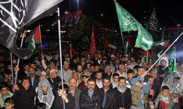 Selahaddin'in torunları Gazze için bu gece de direniş nöbetindeydi