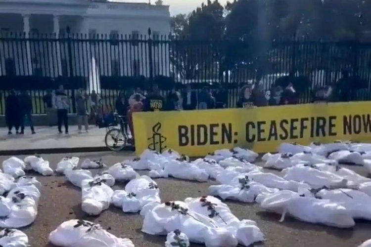 Gazze'ye destek için Beyaz Saray'ın önüne yüzlerce kefene sarılı naaş bırakıldı