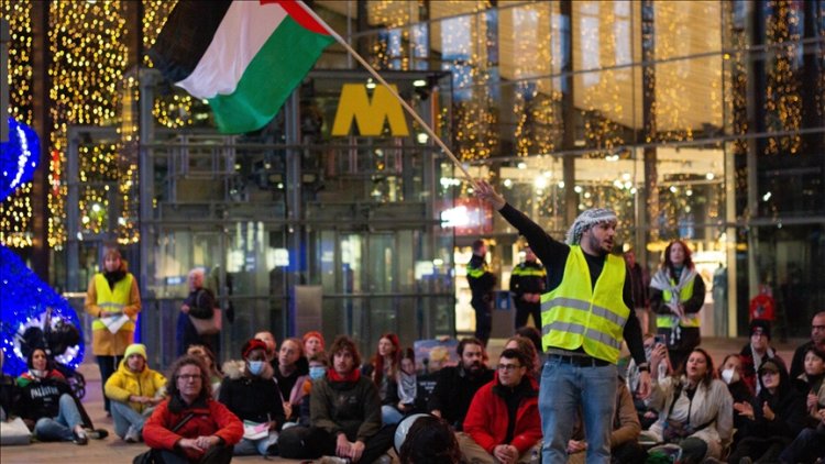 Hollanda'da tren istasyonlarında Filistin'e destek için oturma eylemleri yapıldı