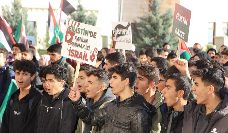 İmam Hatip öğrencileri "Dersimiz Filistin" sloganıyla basın açıklaması düzenledi