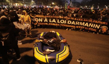 Fransa'da aşırı sağın oylarıyla kabul edilen göç yasasına toplumun her kesiminden tepki
