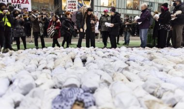 New York'ta kefenli bebek maketi taşıyan binlerce kişi Filistin'e destek için yürüdü