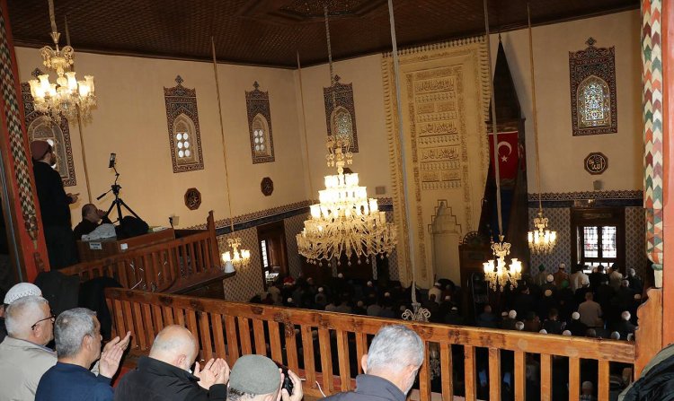 Türkiye'deki 90 bin camide eller Filistin için semaya kalktı
