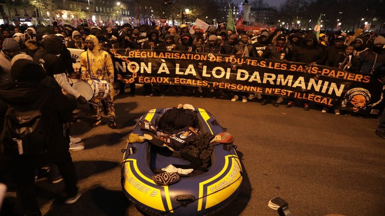 Fransa'da tartışmalı göç yasa tasarısına karşı gösteri düzenlendi