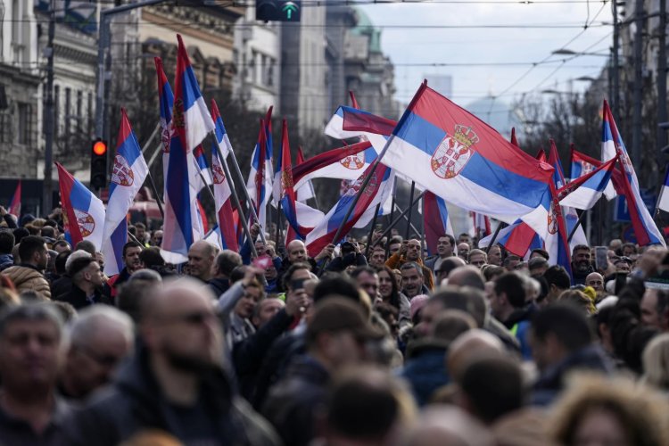 Sırbistan'da seçim sonuçlarına itiraz eden binlerce kişi Belgrad'da toplandı