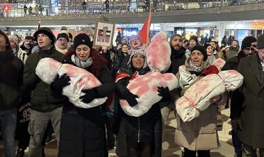 İsveç'te yılbaşı kutlamasını iptal eden yüzlerce kişi Gazze'ye destek gösterisi düzenledi