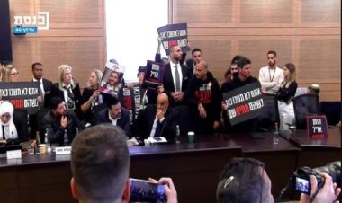 Gazze'deki Siyonist İsrailli esirlerin yakınları İşgalci İsrail'in Meclisini bastı