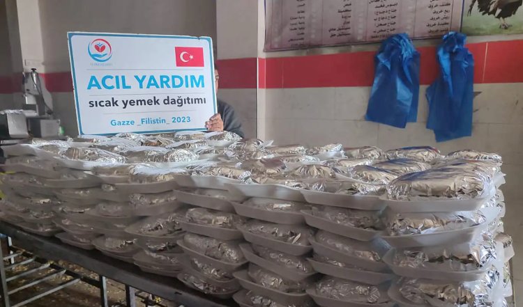 Yetimler Vakfı Gazze'de binlerce kişiye sıcak yemek dağıtıyor