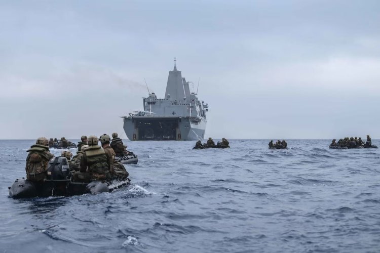 Somali açıklarında, "operasyon" yürüten ABD donanmasında görevli 2 asker kayboldu