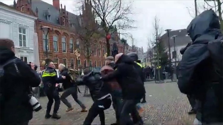 Hollanda'da Kur'an-ı Kerim'e çirkin saldırı eylemine müdahale eden gruba polis saldırdı
