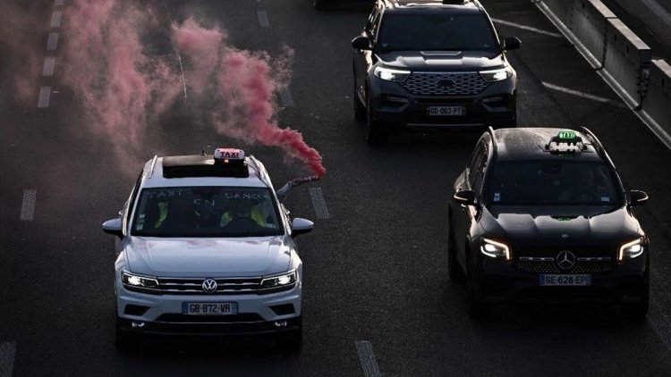 Fransa'da sosyal güvenlik yasasını protesto eden taksiciler eylem yaptı