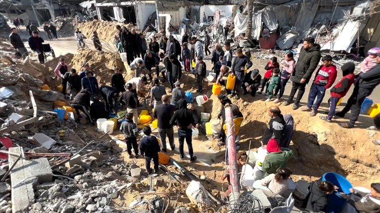 Terör rejiminin aç ve susuz bıraktığı Gazze halkı, kirli su içmek zorunda kalıyor