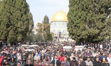 Terör rejiminin tüm engellemelerine rağmen on binler Mescid-i Aksa'da saf tuttu