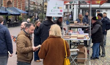 Hollanda’da İslamofobiye tepki olarak Kur’an-ı Kerim dağıtıldı
