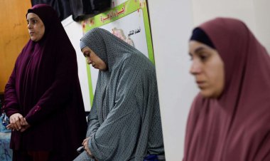 Gazzeli kadınlar, Siyonist İsrailli erkek askerlerin önünde çıplak aramaya zorlandı