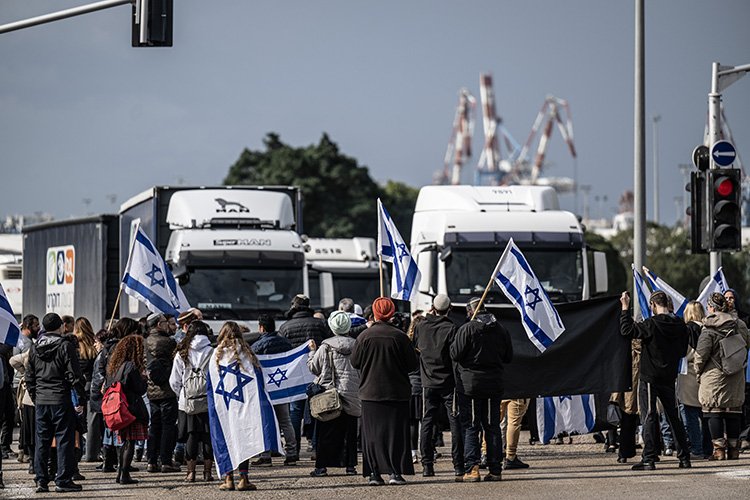 Fanatik Yahudi yerleşimciler, Gazze'ye gönderilen insani yardımları engellemeye çalıştı