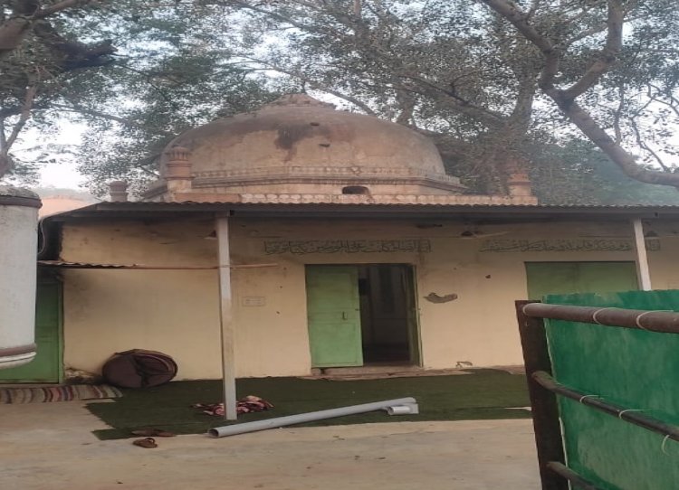 Yeni Delhi'deki 600 yıllık tarihi Akhonji Camii Hindular tarafından yıkıldı