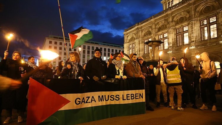 Avusturya'da İşgalci İsrail'in saldırılarında katledilen Filistinliler için "hüzün yürüyüşü" düzenlendi
