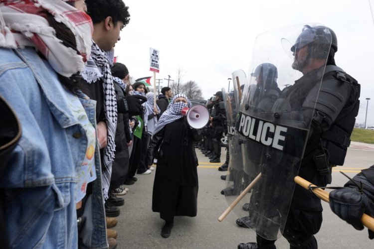 Amerikalı Müslümanlar Siyonist rejimi desteklediği için Biden’ı protesto etti