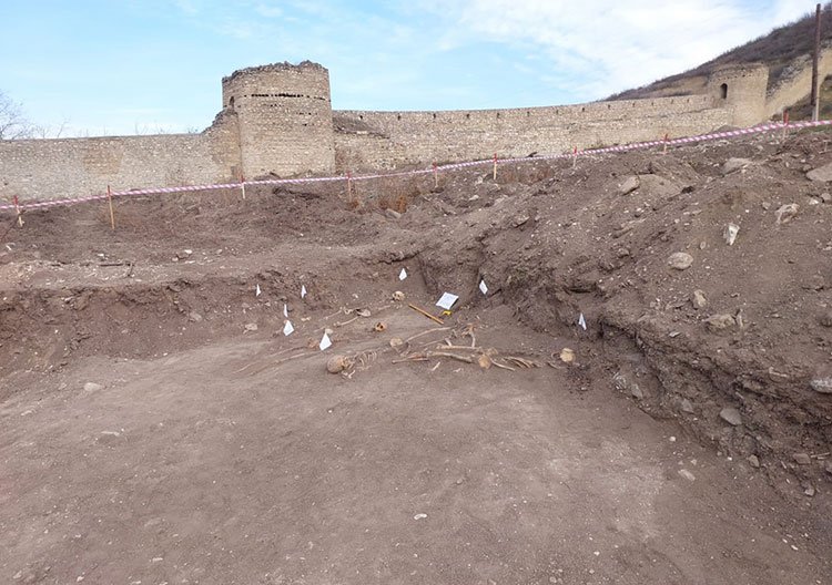 Karabağ'da Hocalı Katliamı kurbanlarına ait olduğu tahmin edilen toplu mezar bulundu