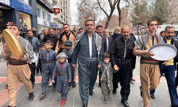 HÜDA PAR Milletvekili ve Batman Belediye Başkan adayı Ramanlı 'Kürtçe' için yürüdü