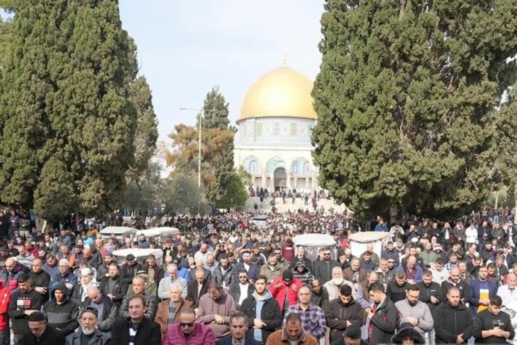 Terör rejiminin tüm engellemelerine rağmen on binler Mescid-i Aksa'da saf tuttu