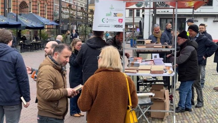 Hollanda’da İslamofobiye tepki olarak Kur’an-ı Kerim dağıtıldı