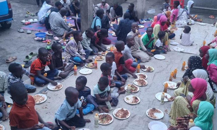 Avrupa Yetim Eli Burundi'de yetimlere yemek ikramında bulundu
