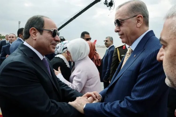 Sisi’yi ‘darbecilikle’ suçlayan Erdoğan Mısır’da: İlişkilerde yeni dönem mesajı