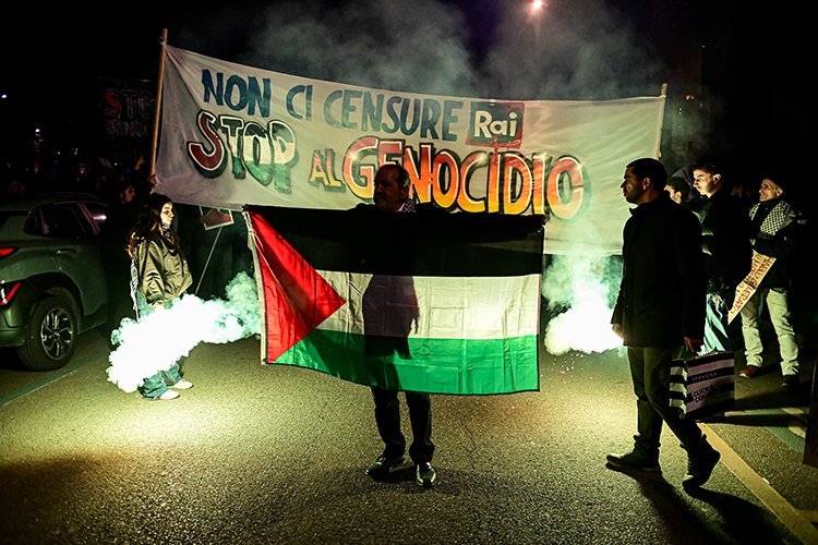 İşgalci İsrail’e destek veren İtalyan devlet televizyonu RAI birçok şehirde protesto edildi