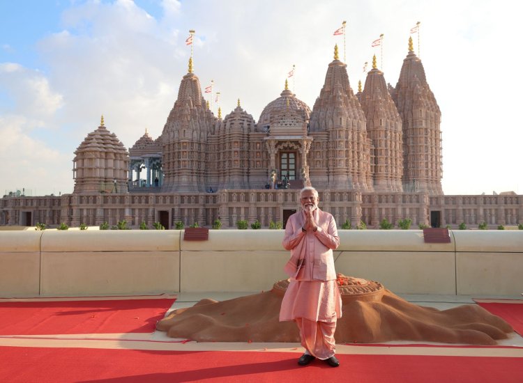 Müslümanları 'ötekileştirmekle' suçlanan Hindu Başbakan, BAE'de tapınak açtı