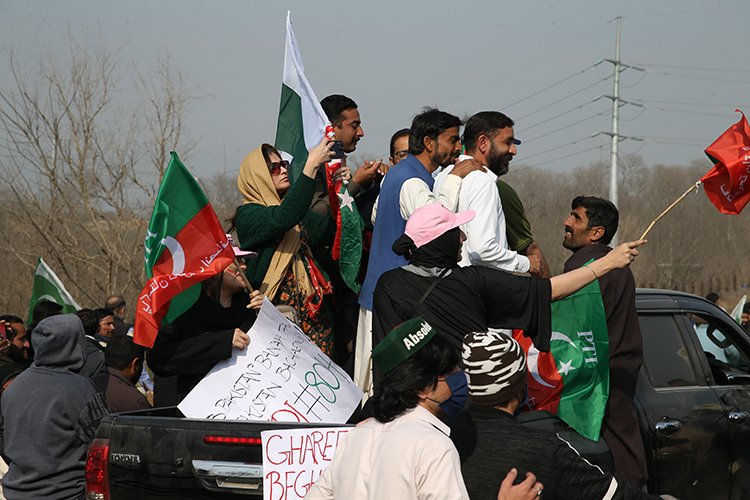 Pakistan'da İmran Han'ın partisi, ülke genelinde seçim sonuçlarını protesto ediyor