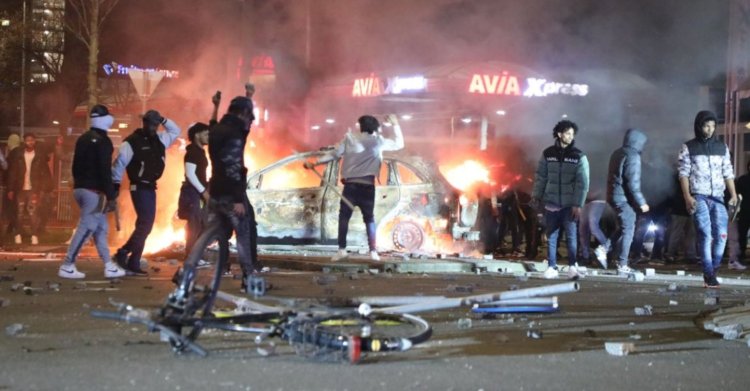 Hollanda'da Eritreli gruplar çatıştı: Polis araçları ateşe verildi