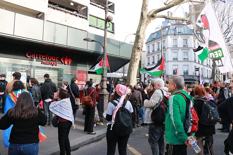 Fransa'da Carrefour, İşgalci İsrail'e desteği nedeniyle protesto edildi