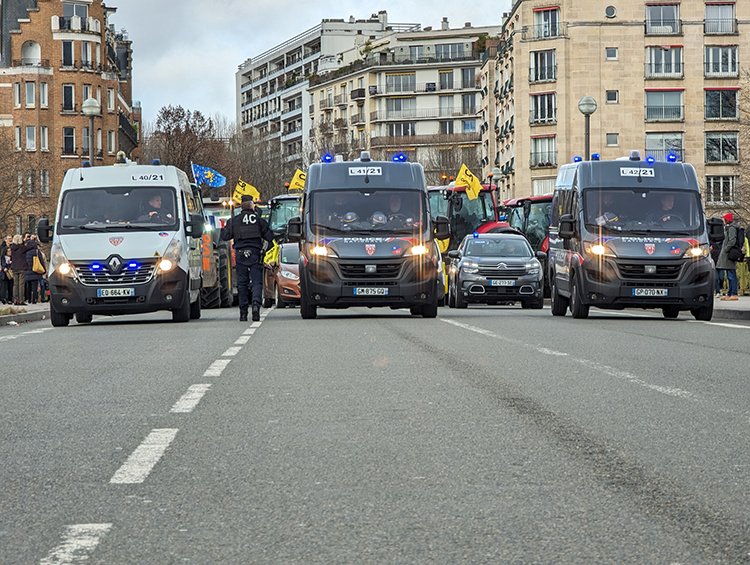 Fransa'da çiftçiler, traktörleriyle Paris'e ulaşım yollarında trafiği engelledi