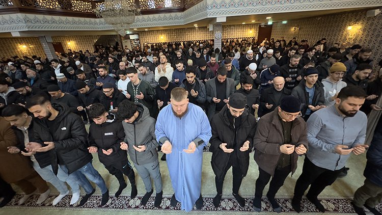 Hollanda'da yüzlerce genç sabah namazında buluşarak Filistin için dua etti