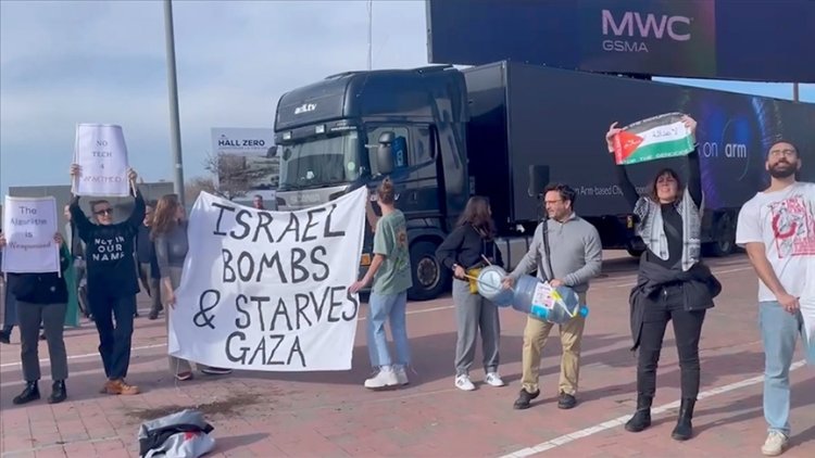 İşgalci İsrail'in Gazze'ye yönelik saldırıları Barselona'daki Mobil Dünya Kongresi'nde protesto edildi